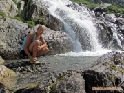 20  Rinfrescata alla base della cascata...